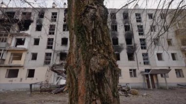 Bu yavaş çekim videosu Borodyanka, Ukrayna 'da savaştan zarar görmüş bir binayı gösteriyor.