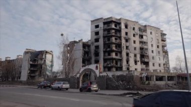 Bu yavaş çekim videosu Borodyanka, Ukrayna 'da savaştan zarar görmüş bir binayı gösteriyor.