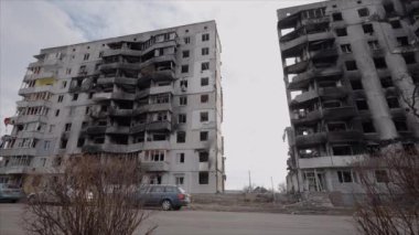 Bu yavaş çekim videosu Borodyanka, Ukrayna 'da savaştan zarar görmüş bir binayı gösteriyor.