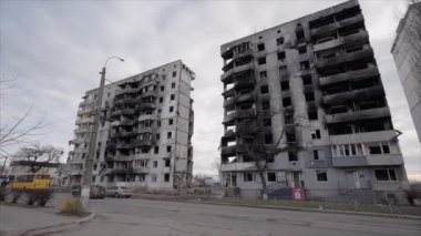 Bu yavaş çekim videosu Borodyanka, Ukrayna 'da savaştan zarar görmüş bir binayı gösteriyor.