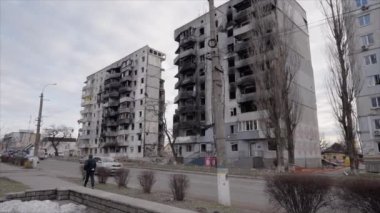 Bu yavaş çekim videosu Borodyanka, Ukrayna 'da savaştan zarar görmüş bir binayı gösteriyor.