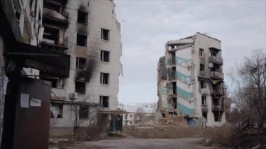 Bu yavaş çekim videosu Borodyanka, Ukrayna 'da savaştan zarar görmüş bir binayı gösteriyor.