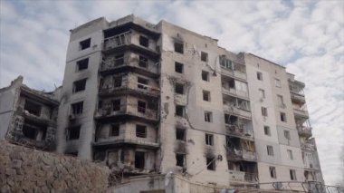 Bu yavaş çekim videosu Borodyanka, Ukrayna 'da savaştan zarar görmüş bir binayı gösteriyor.