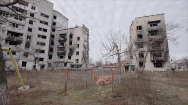 Bu yavaş çekim videosu Borodyanka, Ukrayna 'da savaştan zarar görmüş bir binayı gösteriyor.