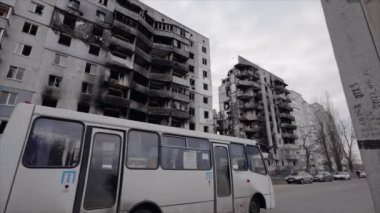 Bu yavaş çekim videosu Borodyanka, Ukrayna 'da savaştan zarar görmüş bir binayı gösteriyor.