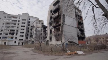 Bu yavaş çekim videosu Borodyanka, Ukrayna 'da savaştan zarar görmüş bir binayı gösteriyor.