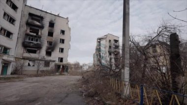 Bu yavaş çekim videosu Borodyanka, Ukrayna 'da savaştan zarar görmüş bir binayı gösteriyor.