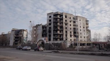 Bu yavaş çekim videosu Borodyanka, Ukrayna 'da savaştan zarar görmüş bir binayı gösteriyor.
