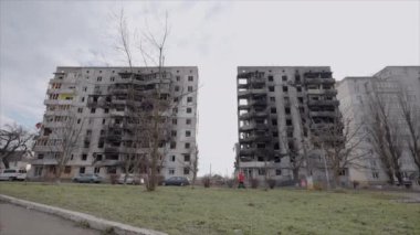 Bu yavaş çekim videosu Borodyanka, Ukrayna 'da savaştan zarar görmüş bir binayı gösteriyor.