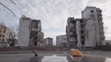 Bu yavaş çekim videosu Borodyanka, Ukrayna 'da savaştan zarar görmüş bir binayı gösteriyor.