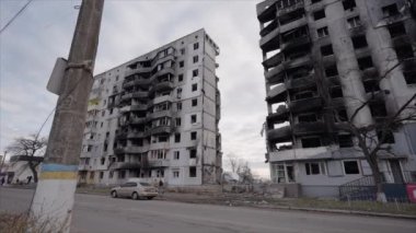 Bu yavaş çekim videosu Borodyanka, Ukrayna 'da savaştan zarar görmüş bir binayı gösteriyor.