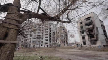 Bu yavaş çekim videosu Borodyanka, Ukrayna 'da savaştan zarar görmüş bir binayı gösteriyor.