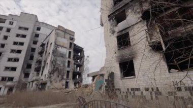 Bu yavaş çekim videosu Borodyanka, Ukrayna 'da savaştan zarar görmüş bir binayı gösteriyor.