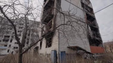 Bu yavaş çekim videosu Borodyanka, Ukrayna 'da savaştan zarar görmüş bir binayı gösteriyor.