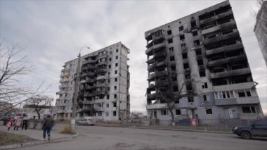 Bu yavaş çekim videosu Borodyanka, Ukrayna 'da savaştan zarar görmüş bir binayı gösteriyor.