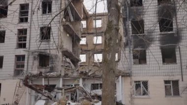 Bu yavaş çekim videosu Borodyanka, Ukrayna 'da savaştan zarar görmüş bir binayı gösteriyor.