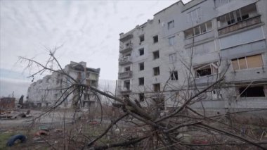 Bu yavaş çekim videosu Borodyanka, Ukrayna 'da savaştan zarar görmüş bir binayı gösteriyor.