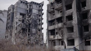 Bu yavaş çekim videosu Borodyanka, Ukrayna 'da savaştan zarar görmüş bir binayı gösteriyor.
