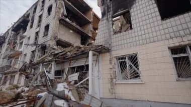 Bu yavaş çekim videosu Borodyanka, Ukrayna 'da savaştan zarar görmüş bir binayı gösteriyor.