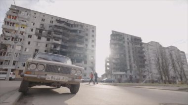 Bu yavaş çekim videosu Borodyanka, Ukrayna 'da savaştan zarar görmüş bir binayı gösteriyor.