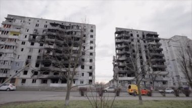 Bu yavaş çekim videosu Borodyanka, Ukrayna 'da savaştan zarar görmüş bir binayı gösteriyor.