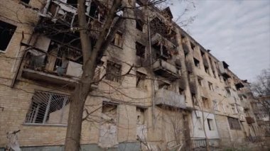 Bu yavaş çekim videosu Borodyanka, Ukrayna 'da savaştan zarar görmüş bir binayı gösteriyor.
