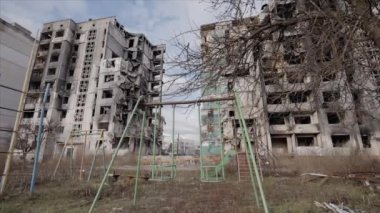 Bu yavaş çekim videosu Borodyanka, Ukrayna 'da savaştan zarar görmüş bir binayı gösteriyor.