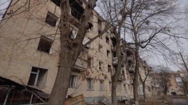 Bu yavaş çekim videosu Borodyanka, Ukrayna 'da savaştan zarar görmüş bir binayı gösteriyor.