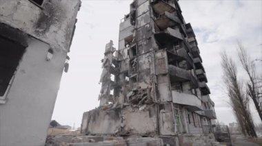 Bu yavaş çekim videosu Borodyanka, Ukrayna 'da savaştan zarar görmüş bir binayı gösteriyor.