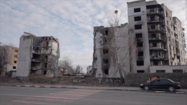 Bu yavaş çekim videosu Borodyanka, Ukrayna 'da savaştan zarar görmüş bir binayı gösteriyor.