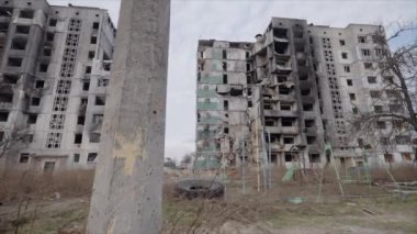 Bu yavaş çekim videosu Borodyanka, Ukrayna 'da savaştan zarar görmüş bir binayı gösteriyor.