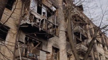 Bu yavaş çekim videosu Borodyanka, Ukrayna 'da savaştan zarar görmüş bir binayı gösteriyor.