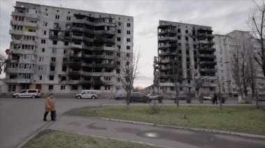 Bu yavaş çekim videosu Borodyanka, Ukrayna 'da savaştan zarar görmüş bir binayı gösteriyor.