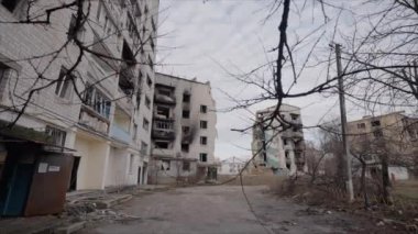 Bu yavaş çekim videosu Borodyanka, Ukrayna 'da savaştan zarar görmüş bir binayı gösteriyor.