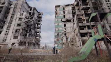 Bu yavaş çekim videosu Borodyanka, Ukrayna 'da savaştan zarar görmüş bir binayı gösteriyor.