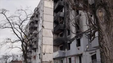 Bu yavaş çekim videosu Borodyanka, Ukrayna 'da savaştan zarar görmüş bir binayı gösteriyor.
