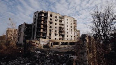 Bu yavaş çekim videosu Borodyanka, Ukrayna 'da savaştan zarar görmüş bir binayı gösteriyor.