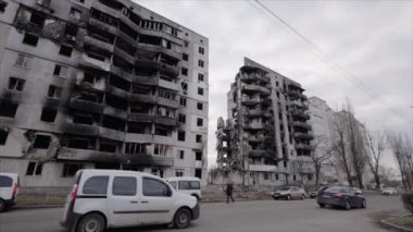 Bu yavaş çekim videosu Borodyanka, Ukrayna 'da savaştan zarar görmüş bir binayı gösteriyor.
