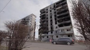 Bu yavaş çekim videosu Borodyanka, Ukrayna 'da savaştan zarar görmüş bir binayı gösteriyor.