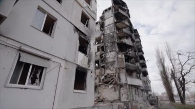 Bu yavaş çekim videosu Borodyanka, Ukrayna 'da savaştan zarar görmüş bir binayı gösteriyor.