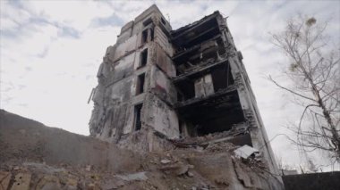 Bu yavaş çekim videosu Borodyanka, Ukrayna 'da savaştan zarar görmüş bir binayı gösteriyor.