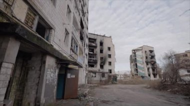 Bu yavaş çekim videosu Borodyanka, Ukrayna 'da savaştan zarar görmüş bir binayı gösteriyor.