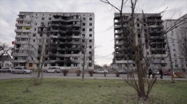 Bu yavaş çekim videosu Borodyanka, Ukrayna 'da savaştan zarar görmüş bir binayı gösteriyor.