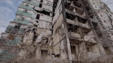 Bu yavaş çekim videosu Borodyanka, Ukrayna 'da savaştan zarar görmüş bir binayı gösteriyor.