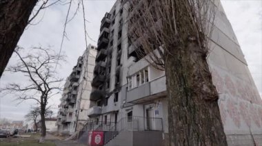 Bu yavaş çekim videosu Borodyanka, Ukrayna 'da savaştan zarar görmüş bir binayı gösteriyor.