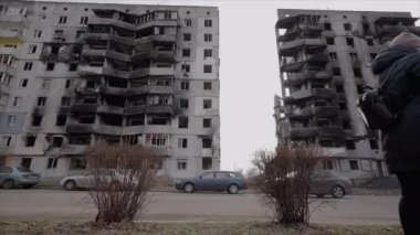 Bu yavaş çekim videosu Borodyanka, Ukrayna 'da savaştan zarar görmüş bir binayı gösteriyor.