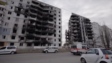 Bu yavaş çekim videosu Borodyanka, Ukrayna 'da savaştan zarar görmüş bir binayı gösteriyor.
