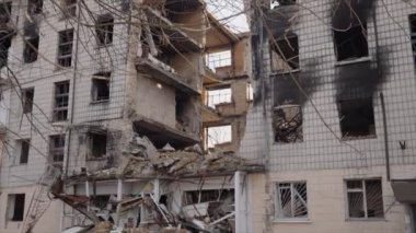 Bu yavaş çekim videosu Borodyanka, Ukrayna 'da savaştan zarar görmüş bir binayı gösteriyor.