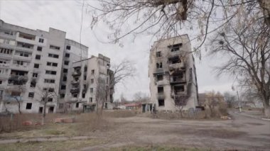 Bu yavaş çekim videosu Borodyanka, Ukrayna 'da savaştan zarar görmüş bir binayı gösteriyor.