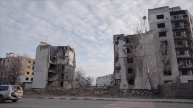 Bu yavaş çekim videosu Borodyanka, Ukrayna 'da savaştan zarar görmüş bir binayı gösteriyor.
